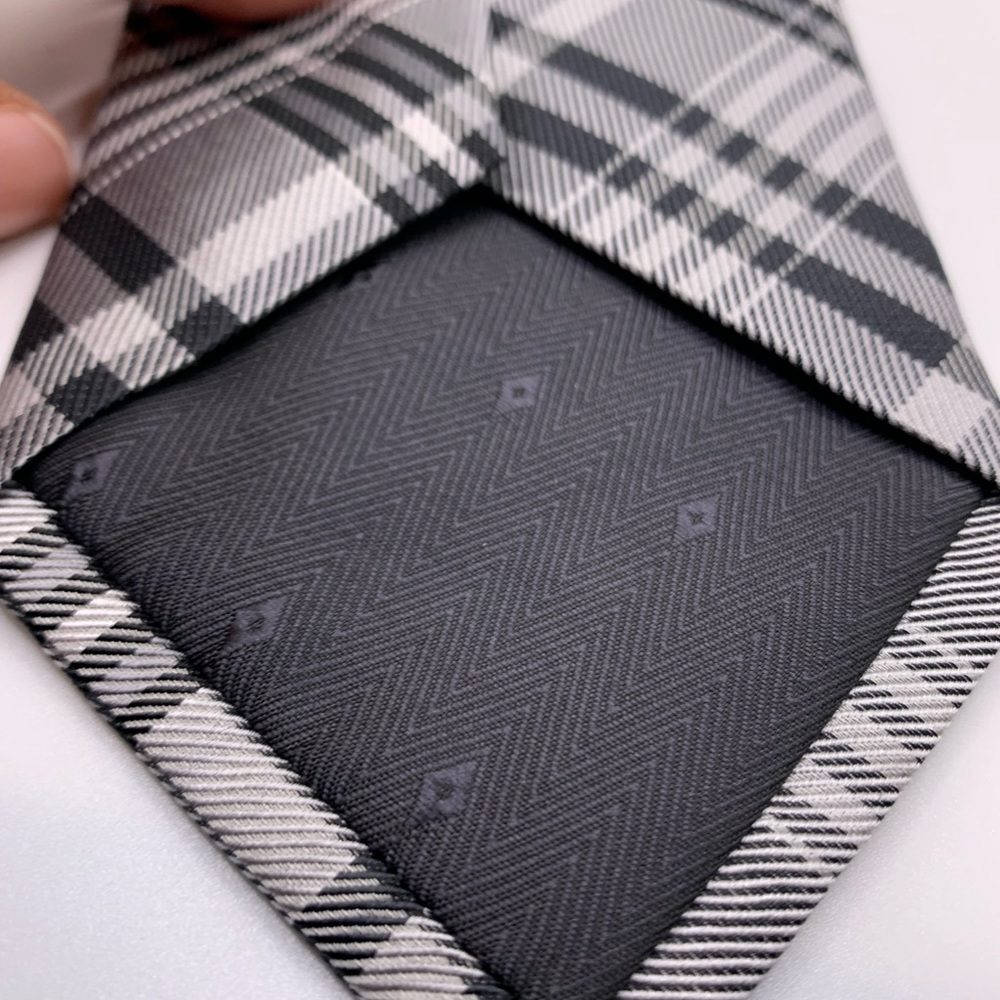 New without tags 100% silk black and gray Men’s tie - Retails 75.00 - Picture 4 of 5